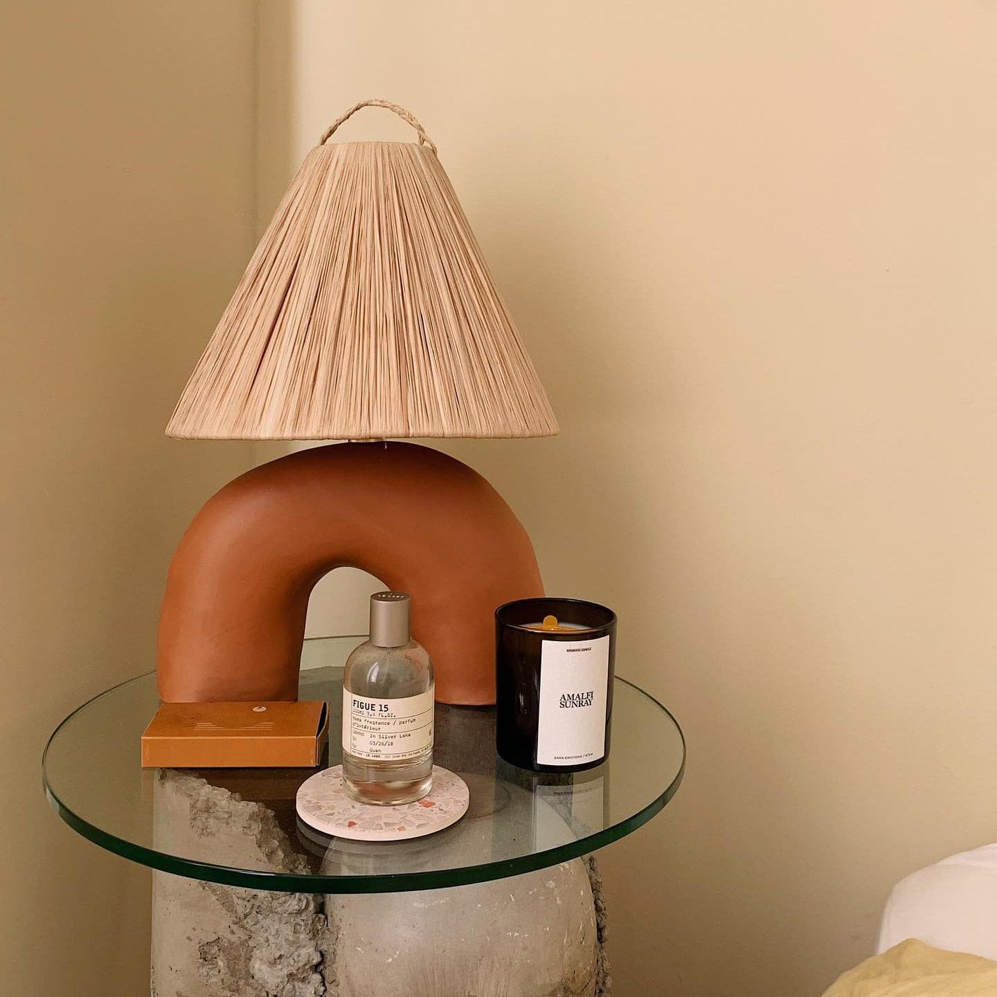 LuxeVolta - Tischlampe mit schlanker Basis und elektrischem Antrieb