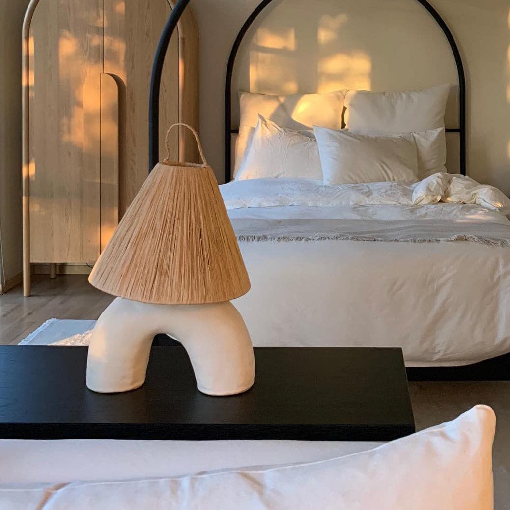 LuxeVolta - Tischlampe mit schlanker Basis und elektrischem Antrieb