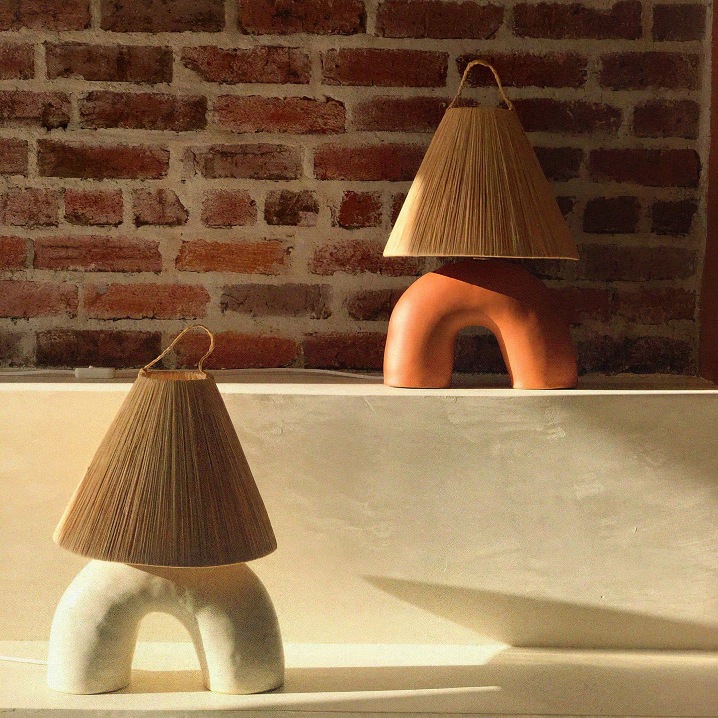 LuxeVolta - Tischlampe mit schlanker Basis und elektrischem Antrieb