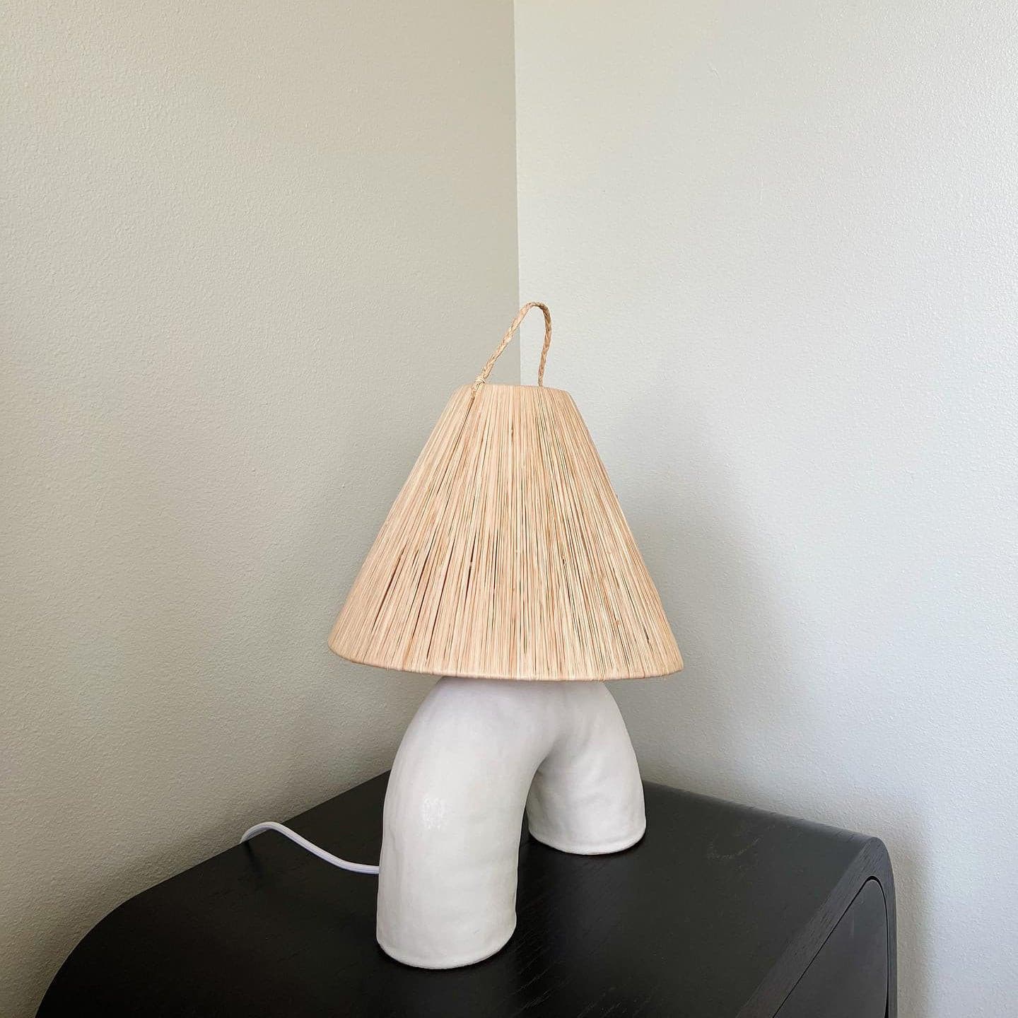 LuxeVolta - Tischlampe mit schlanker Basis und elektrischem Antrieb