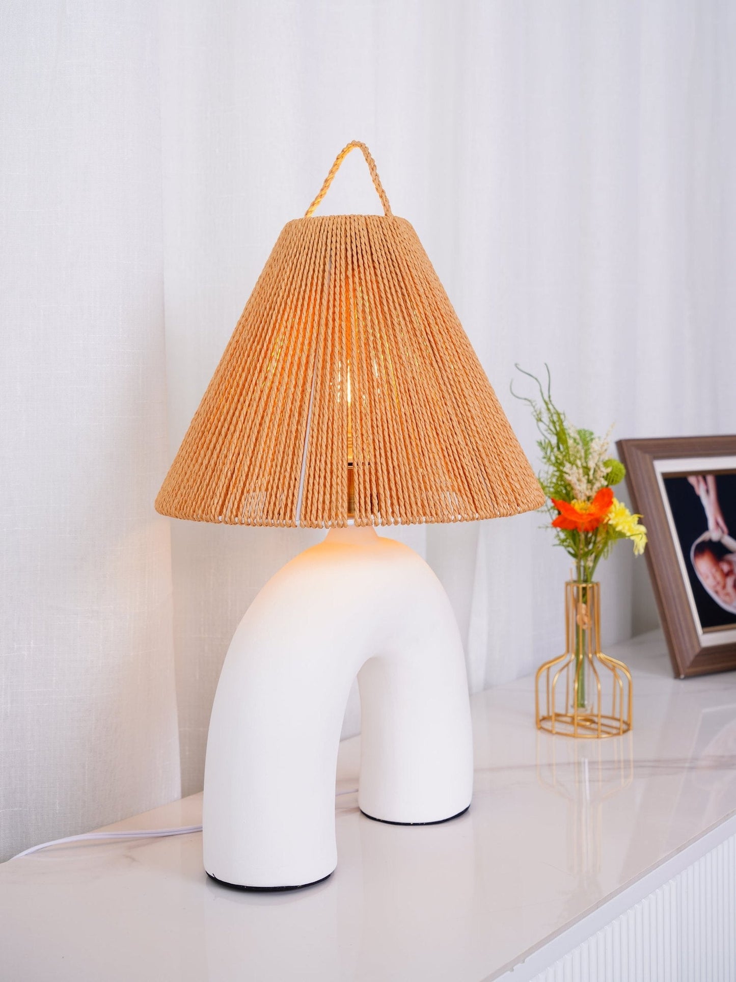 LuxeVolta - Tischlampe mit schlanker Basis und elektrischem Antrieb