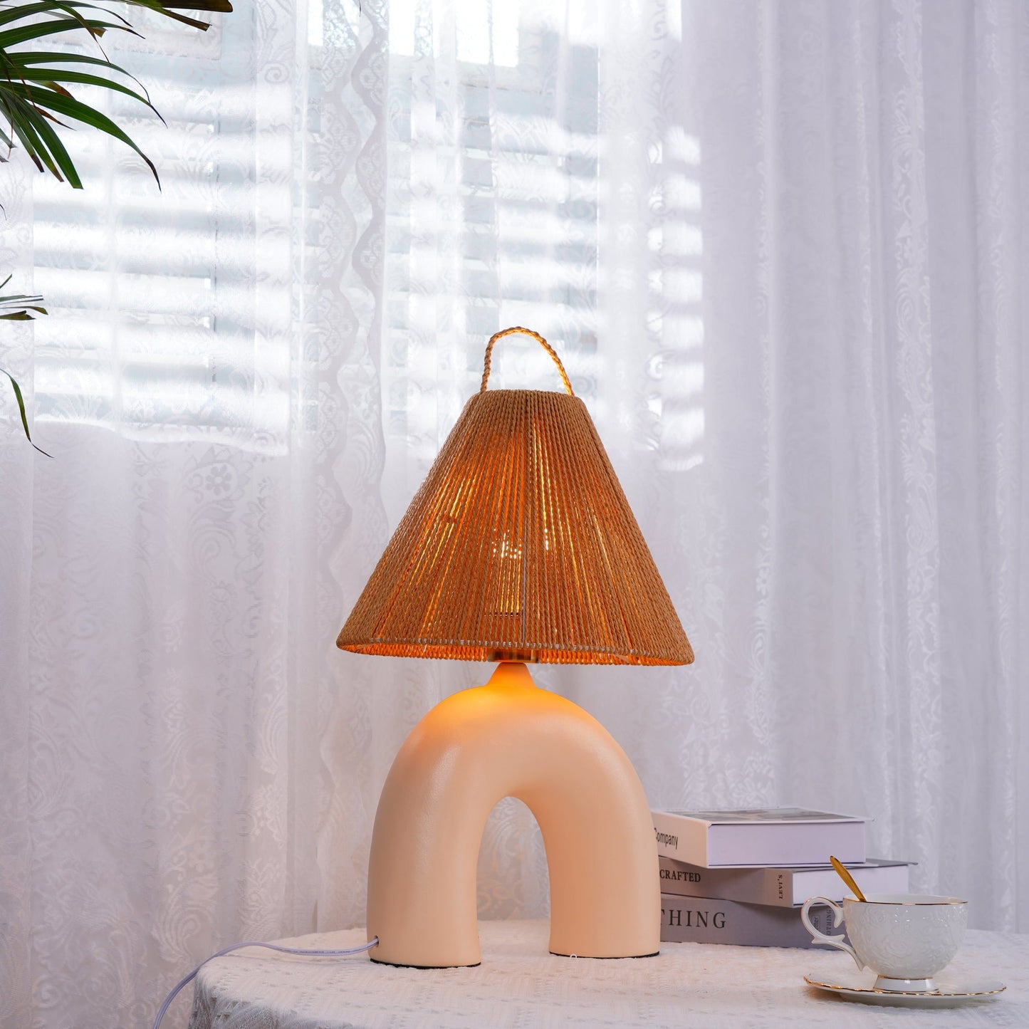 LuxeVolta - Tischlampe mit schlanker Basis und elektrischem Antrieb