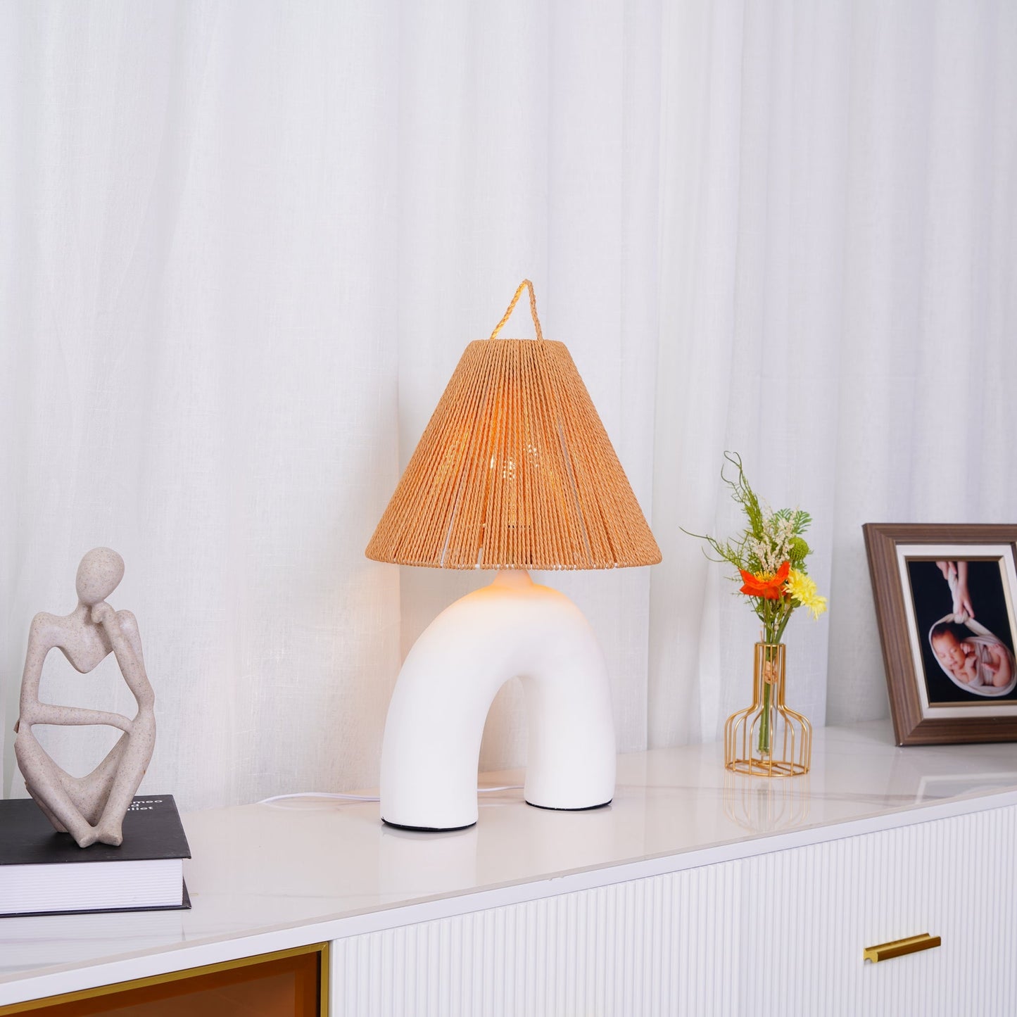 LuxeVolta - Tischlampe mit schlanker Basis und elektrischem Antrieb
