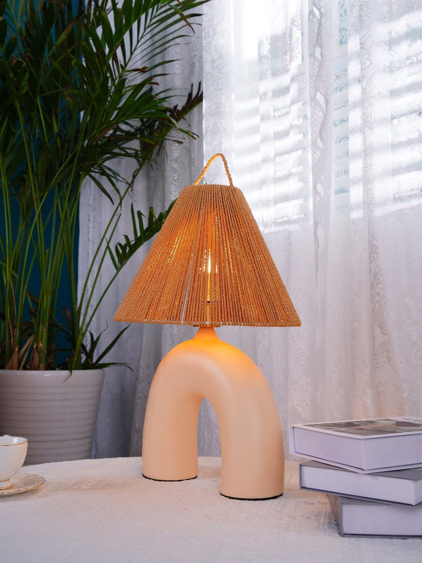 LuxeVolta - Tischlampe mit schlanker Basis und elektrischem Antrieb