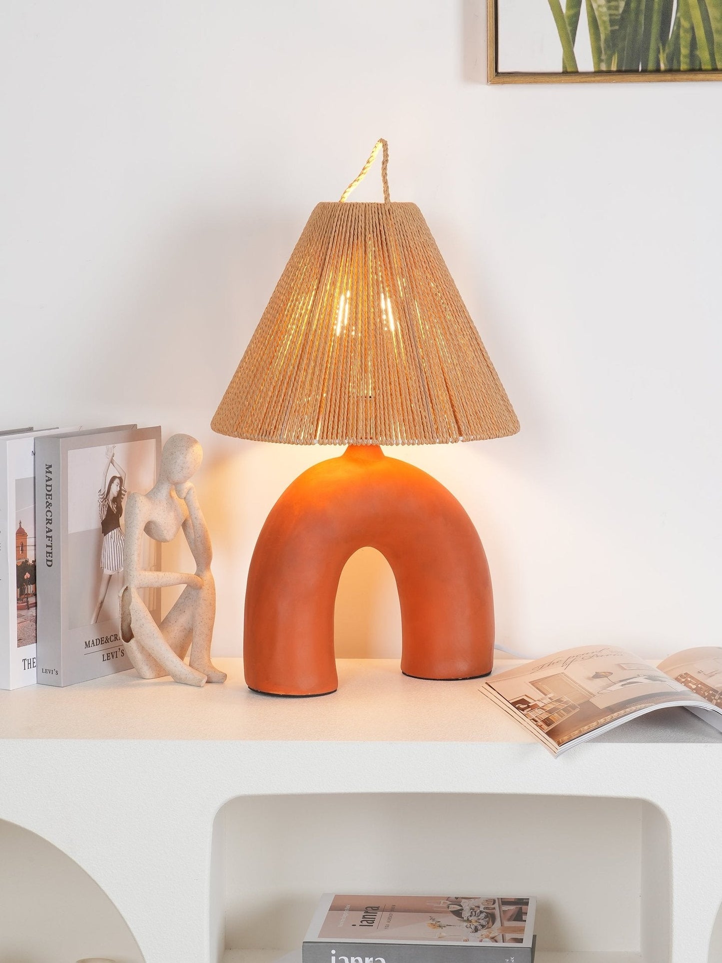 LuxeVolta - Tischlampe mit schlanker Basis und elektrischem Antrieb