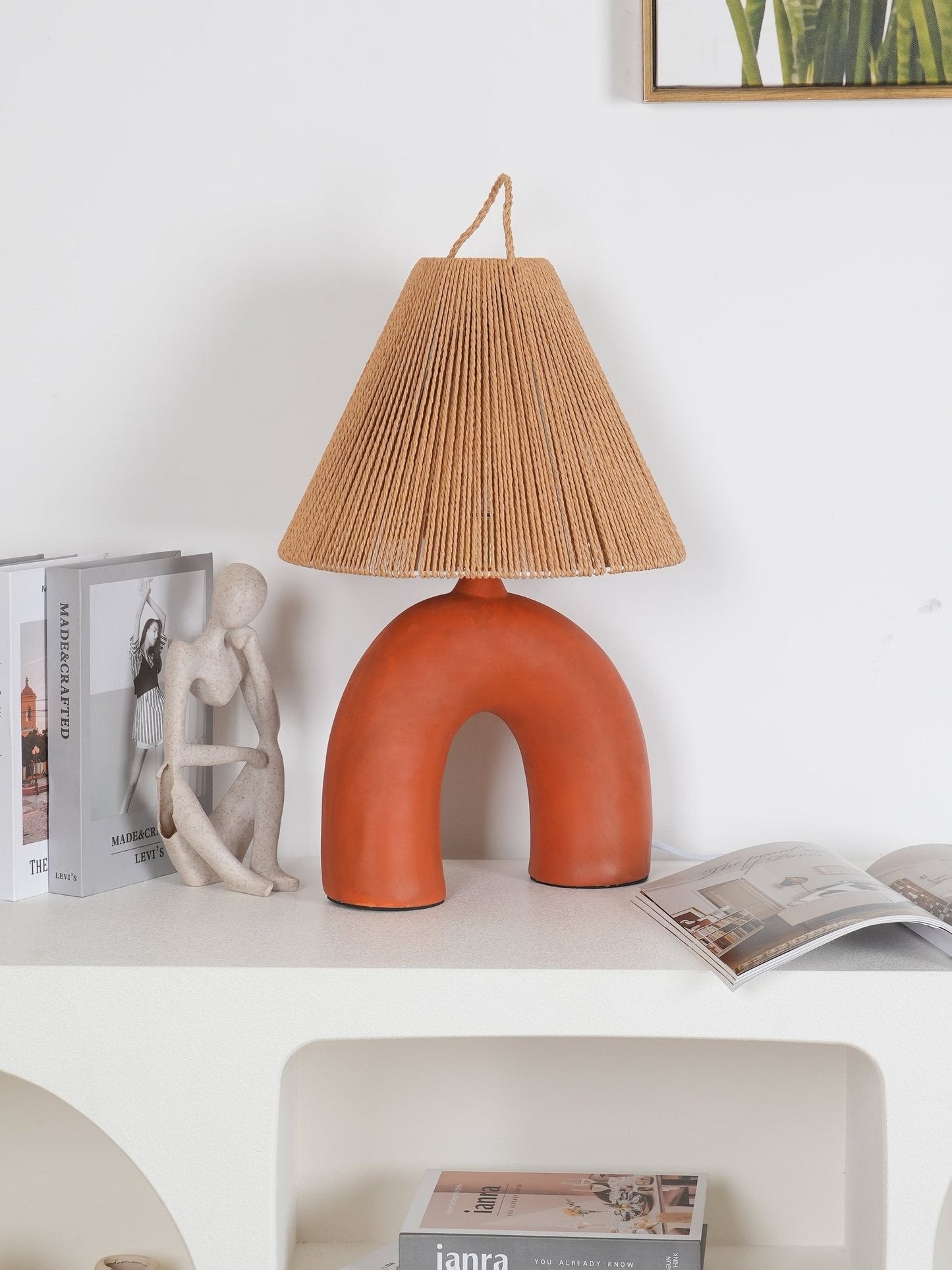 LuxeVolta - Tischlampe mit schlanker Basis und elektrischem Antrieb