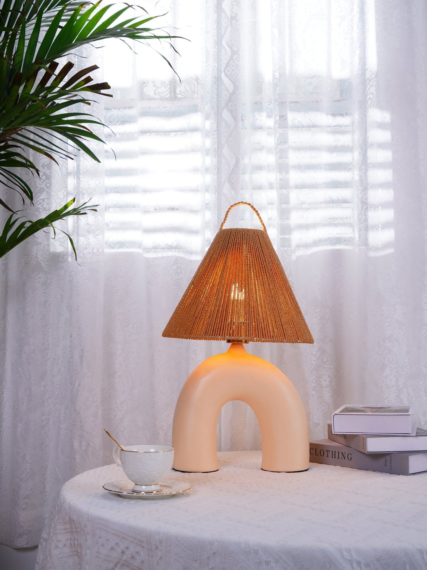 LuxeVolta - Tischlampe mit schlanker Basis und elektrischem Antrieb
