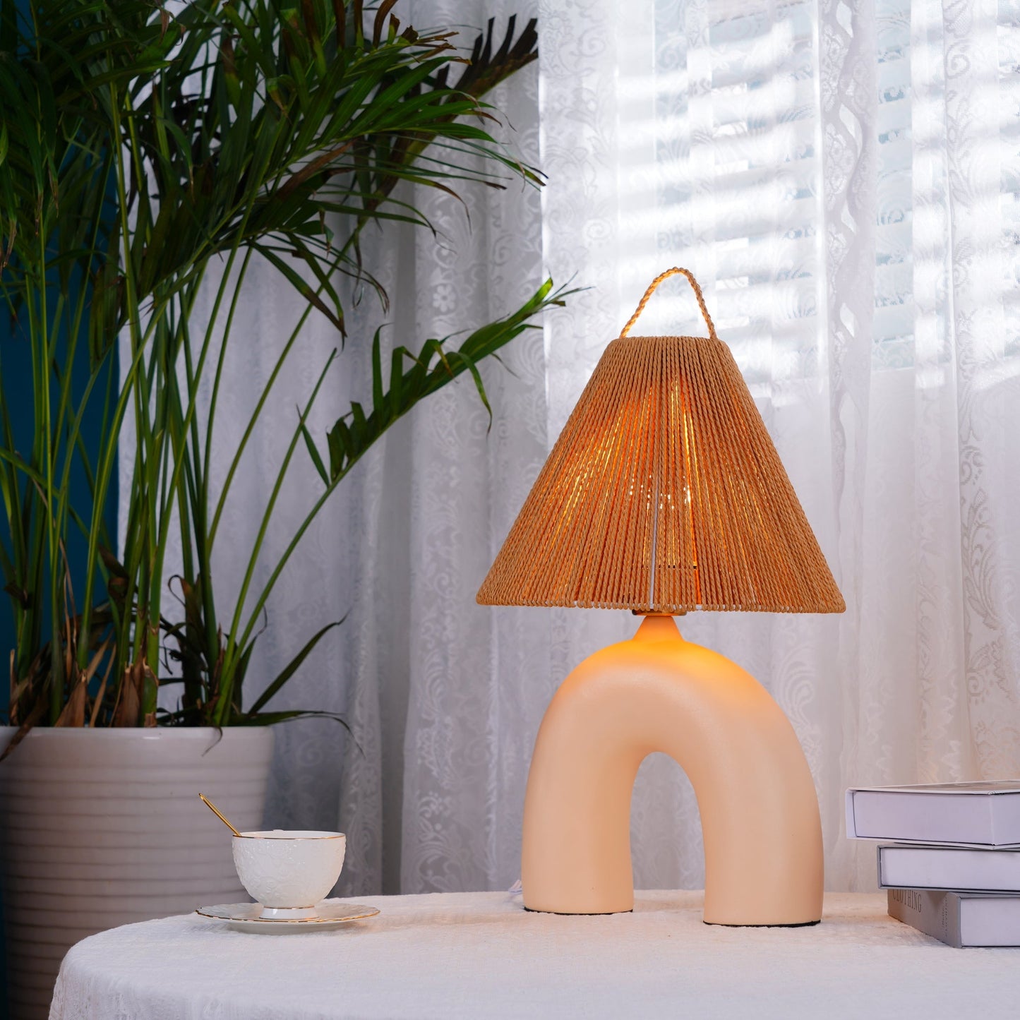 LuxeVolta - Tischlampe mit schlanker Basis und elektrischem Antrieb