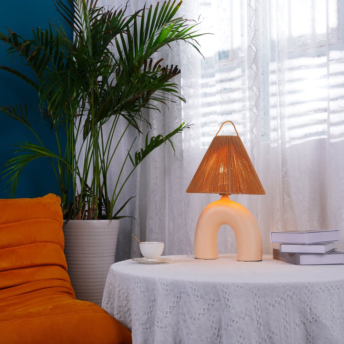 LuxeVolta - Tischlampe mit schlanker Basis und elektrischem Antrieb