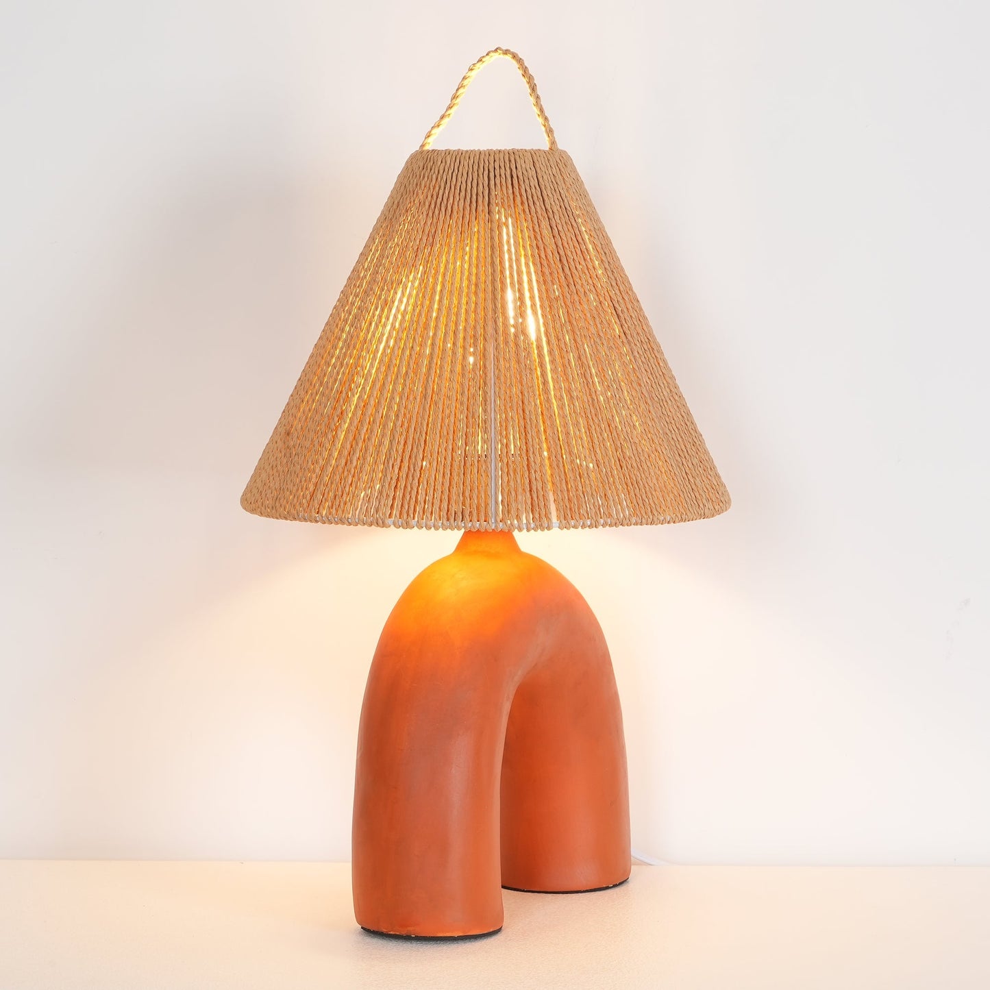 LuxeVolta - Tischlampe mit schlanker Basis und elektrischem Antrieb