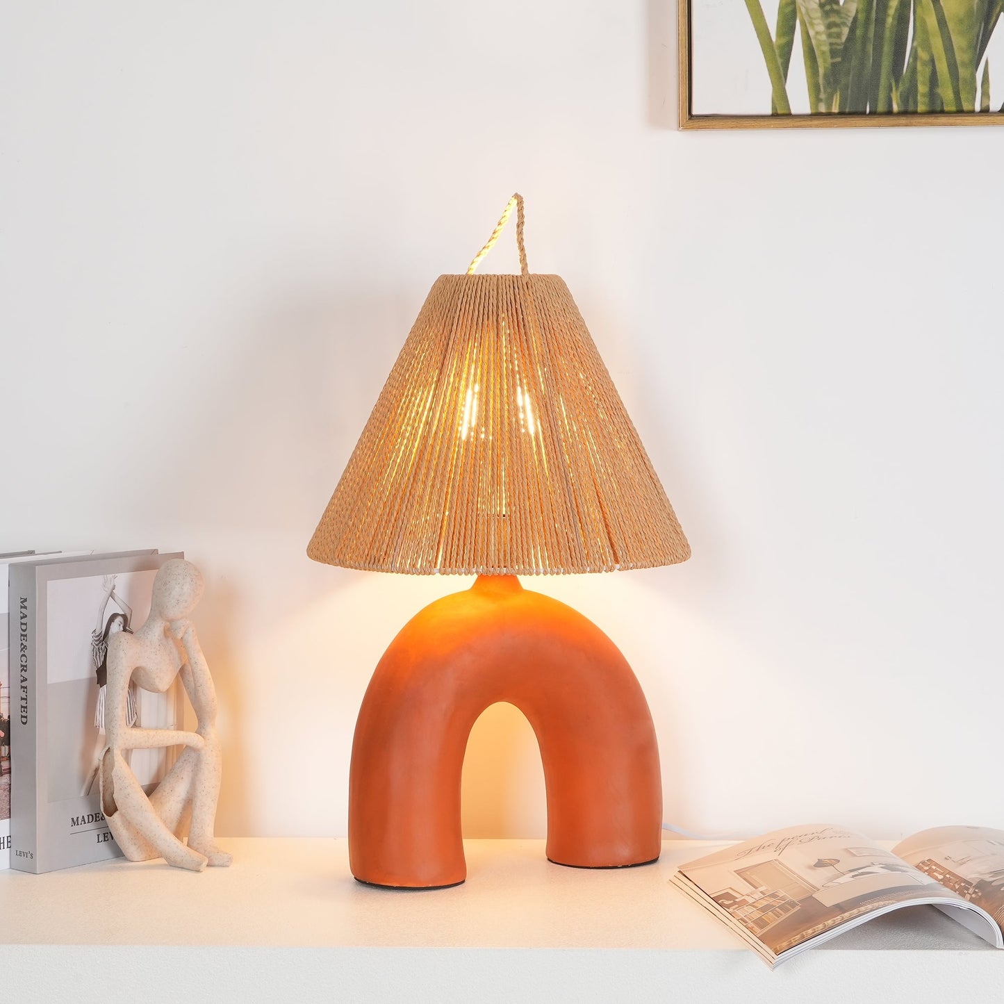LuxeVolta - Tischlampe mit schlanker Basis und elektrischem Antrieb