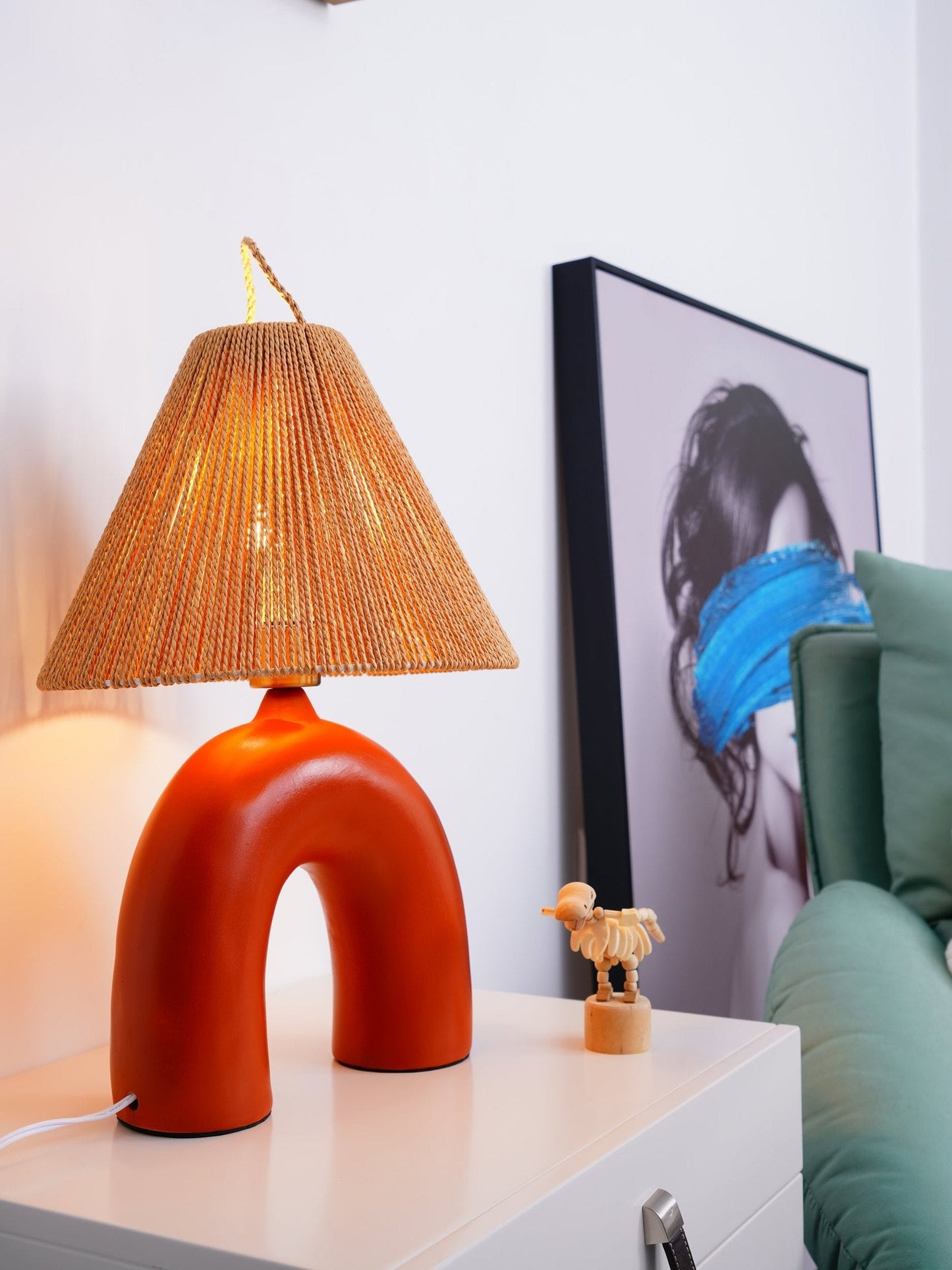 LuxeVolta - Tischlampe mit schlanker Basis und elektrischem Antrieb