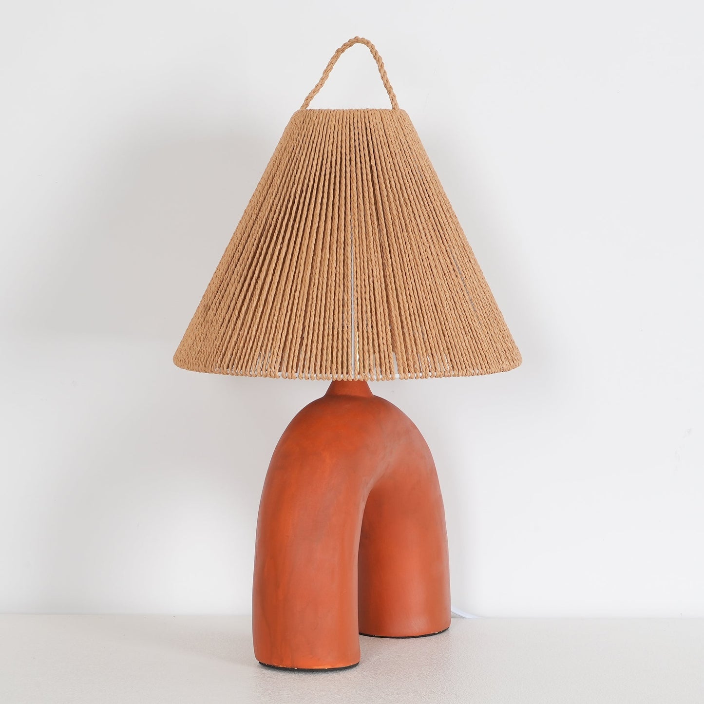 LuxeVolta - Tischlampe mit schlanker Basis und elektrischem Antrieb