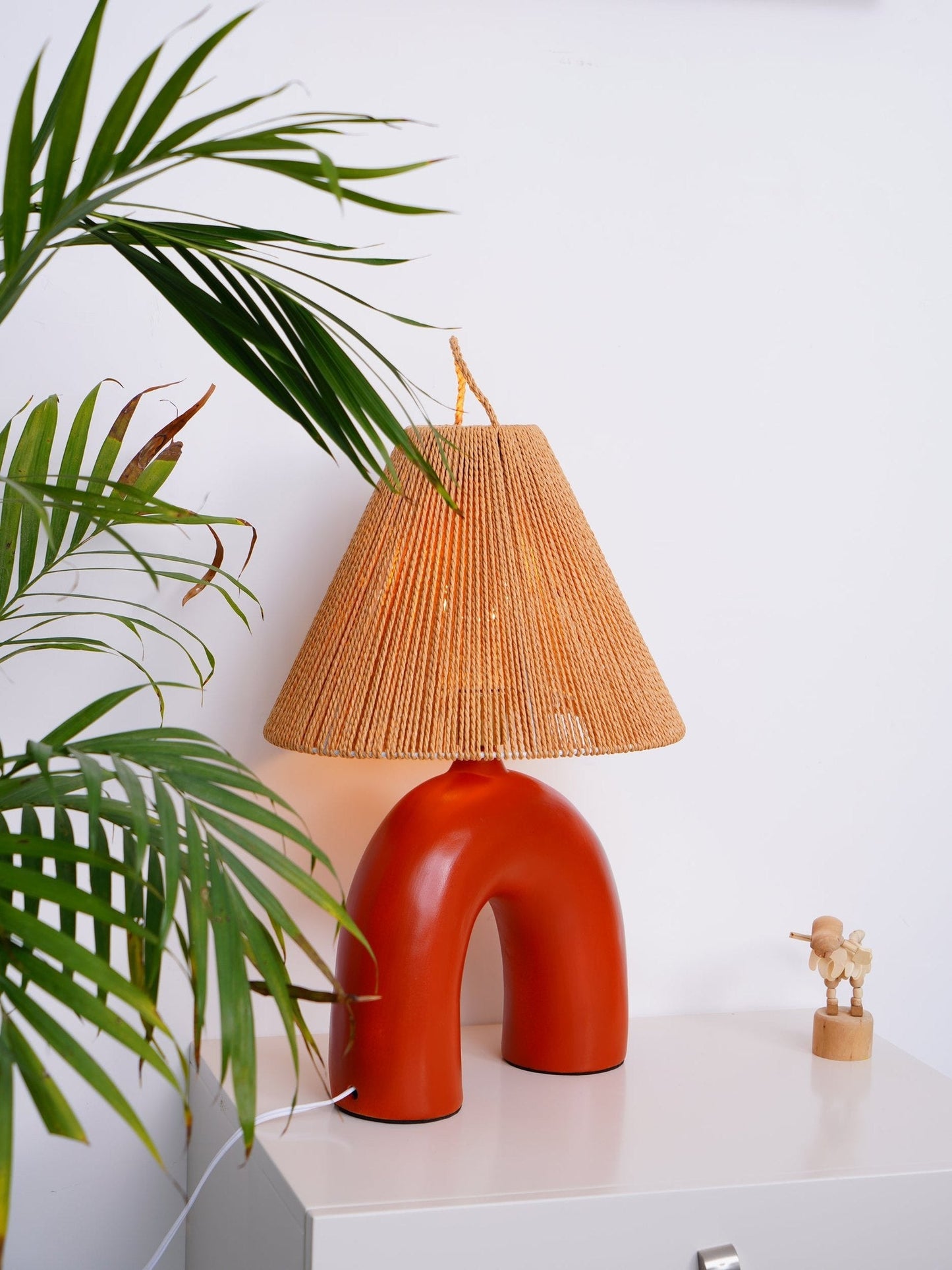 LuxeVolta - Tischlampe mit schlanker Basis und elektrischem Antrieb