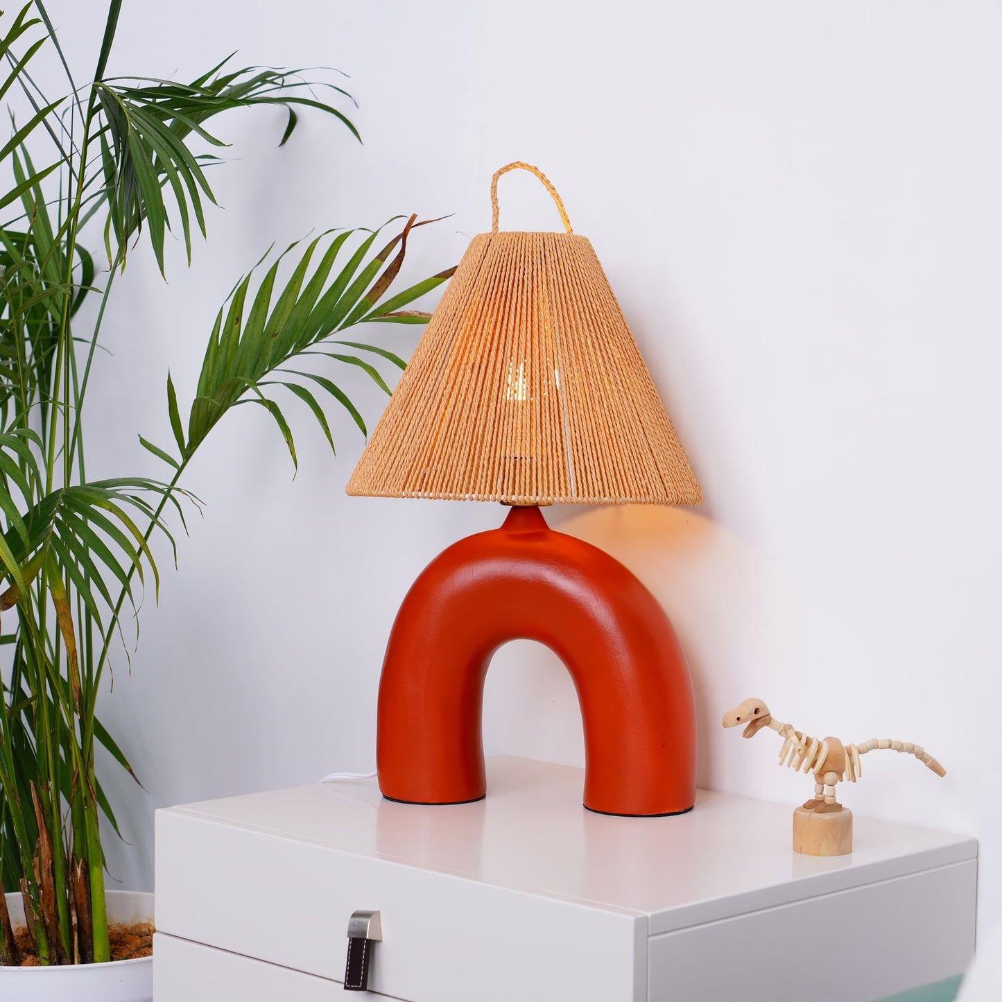 LuxeVolta - Tischlampe mit schlanker Basis und elektrischem Antrieb