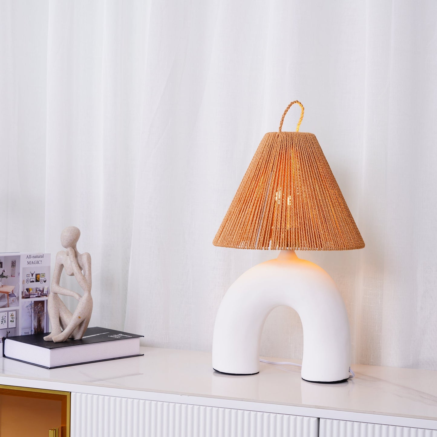 LuxeVolta - Tischlampe mit schlanker Basis und elektrischem Antrieb