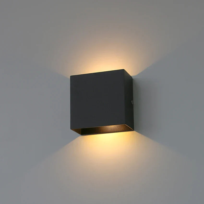 EleganceGlow – Romersk væglampe i design