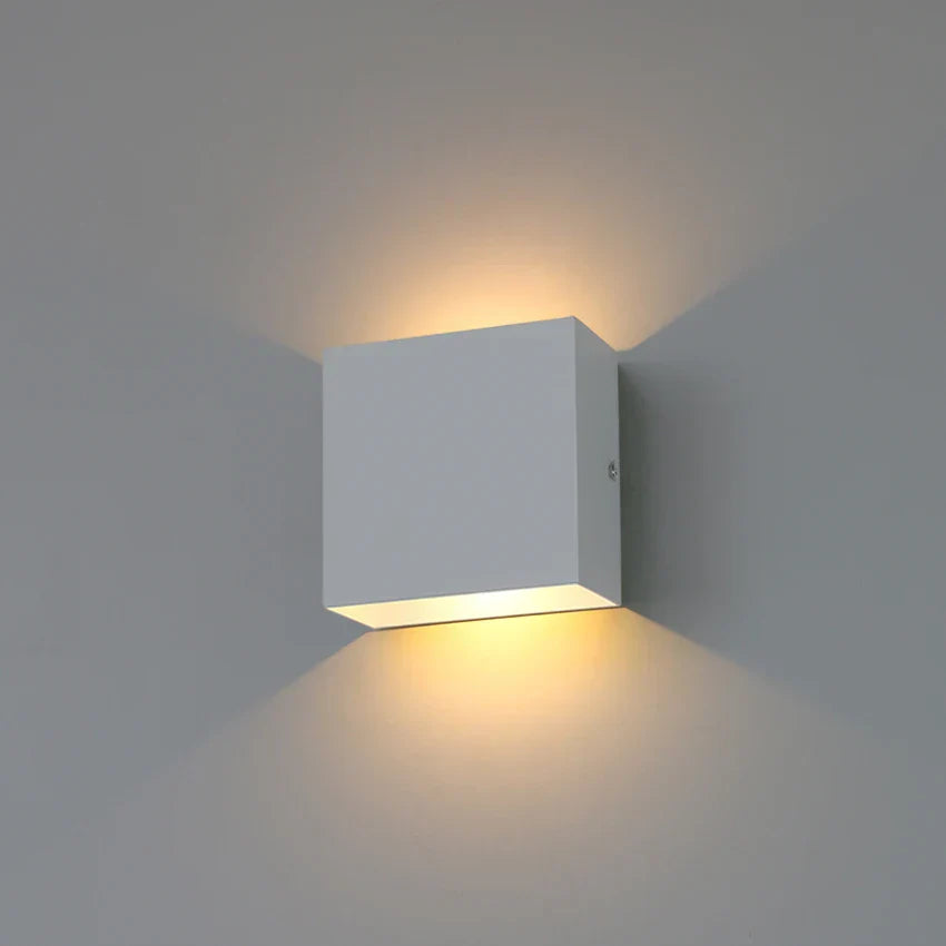 EleganceGlow – Romersk væglampe i design