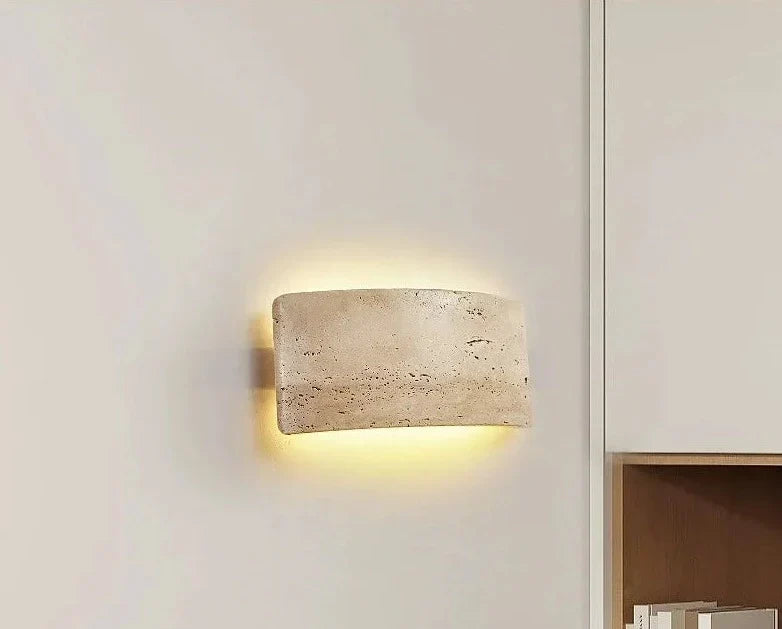 StoneGlow - Minimalistisk væglampe i travertin
