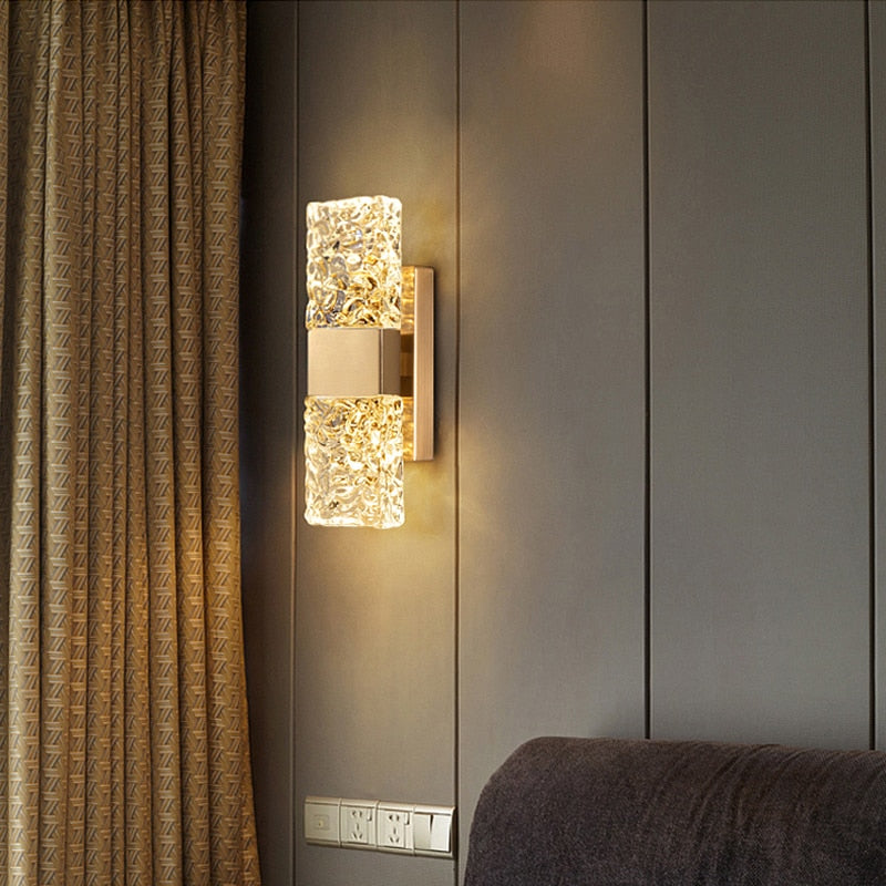 LuxeGlow - Minimalistisk Væglampe med Krystaller og Guld
