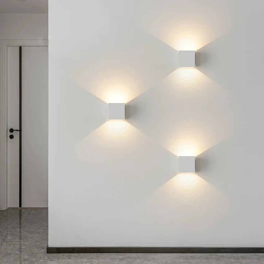 EleganceGlow – Romersk væglampe i design