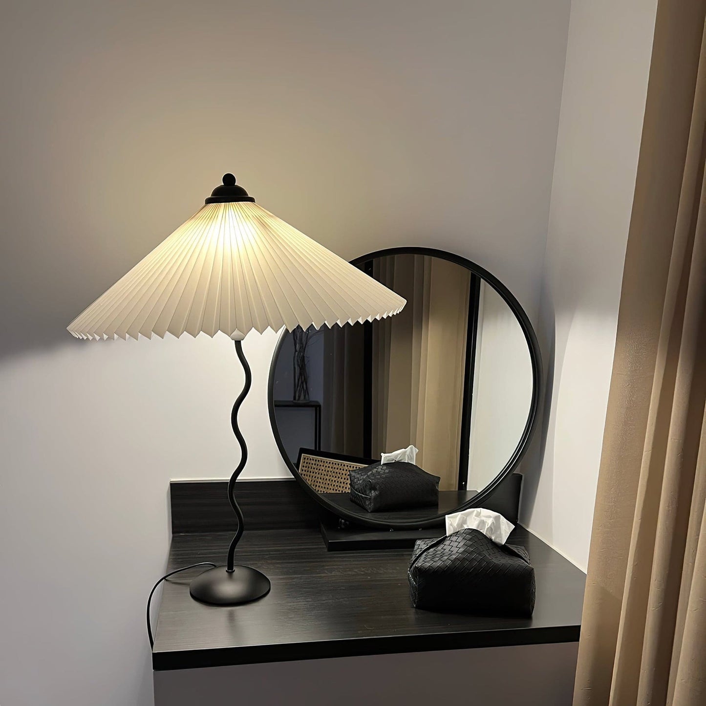 PlooiLicht - Elegant Table Lamp with Playfully Pleated Shade