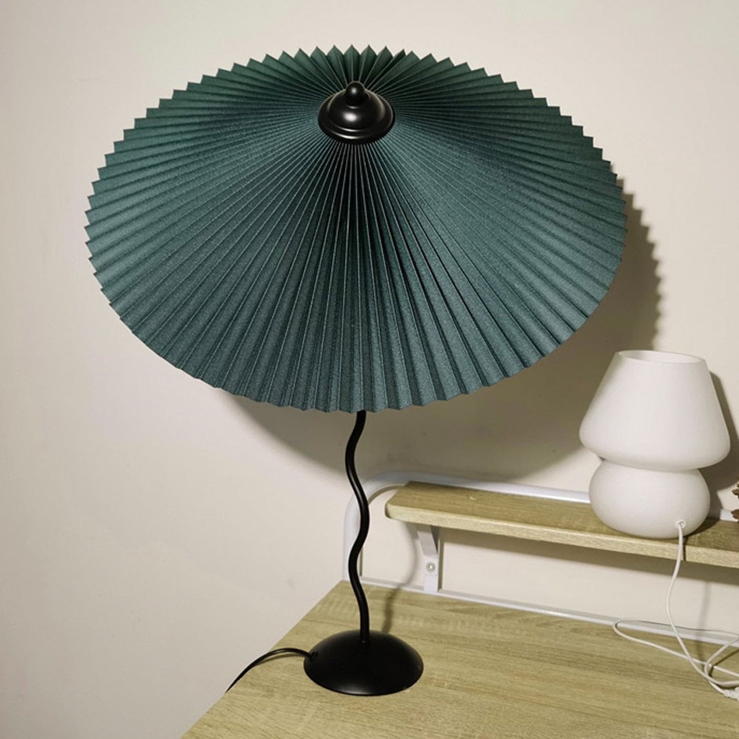 PlooiLicht - Elegant Table Lamp with Playfully Pleated Shade