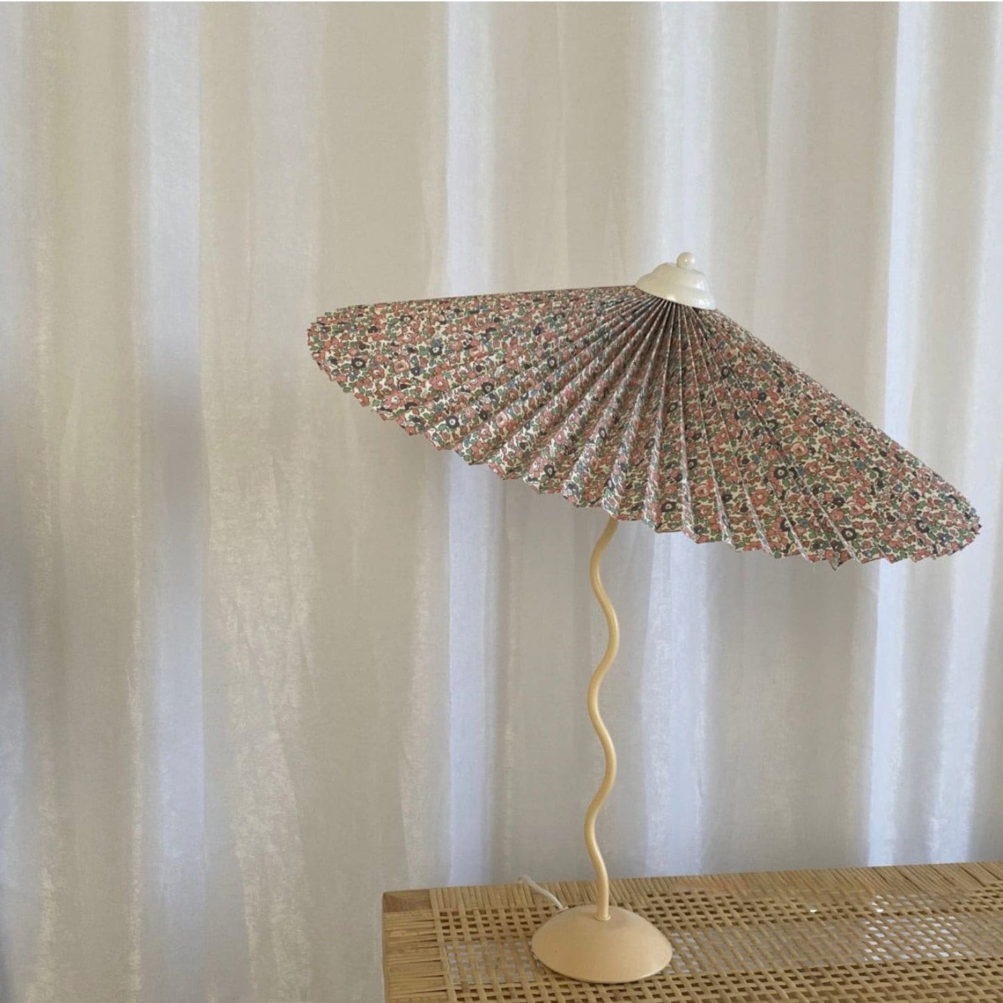 PlooiLicht - Elegant Table Lamp with Playfully Pleated Shade