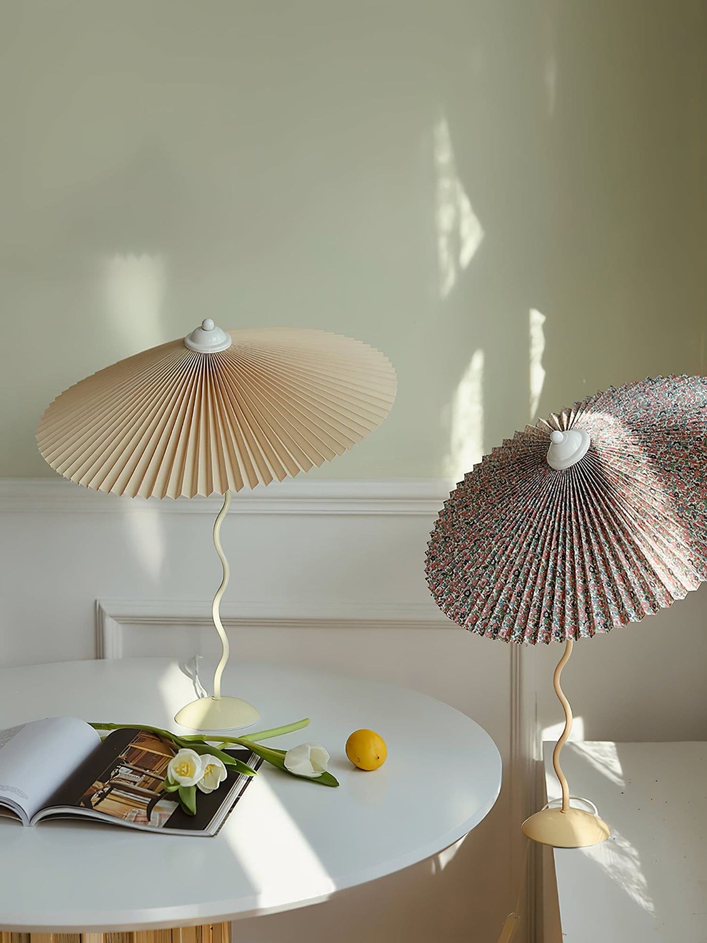 PlooiLicht - Elegant Table Lamp with Playfully Pleated Shade