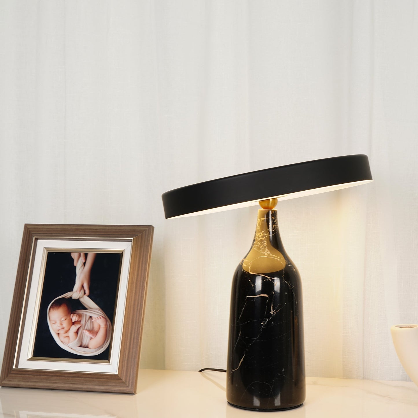 LuxeEddy - Table Lamp with Elegant Design and Subtle Light Distribution