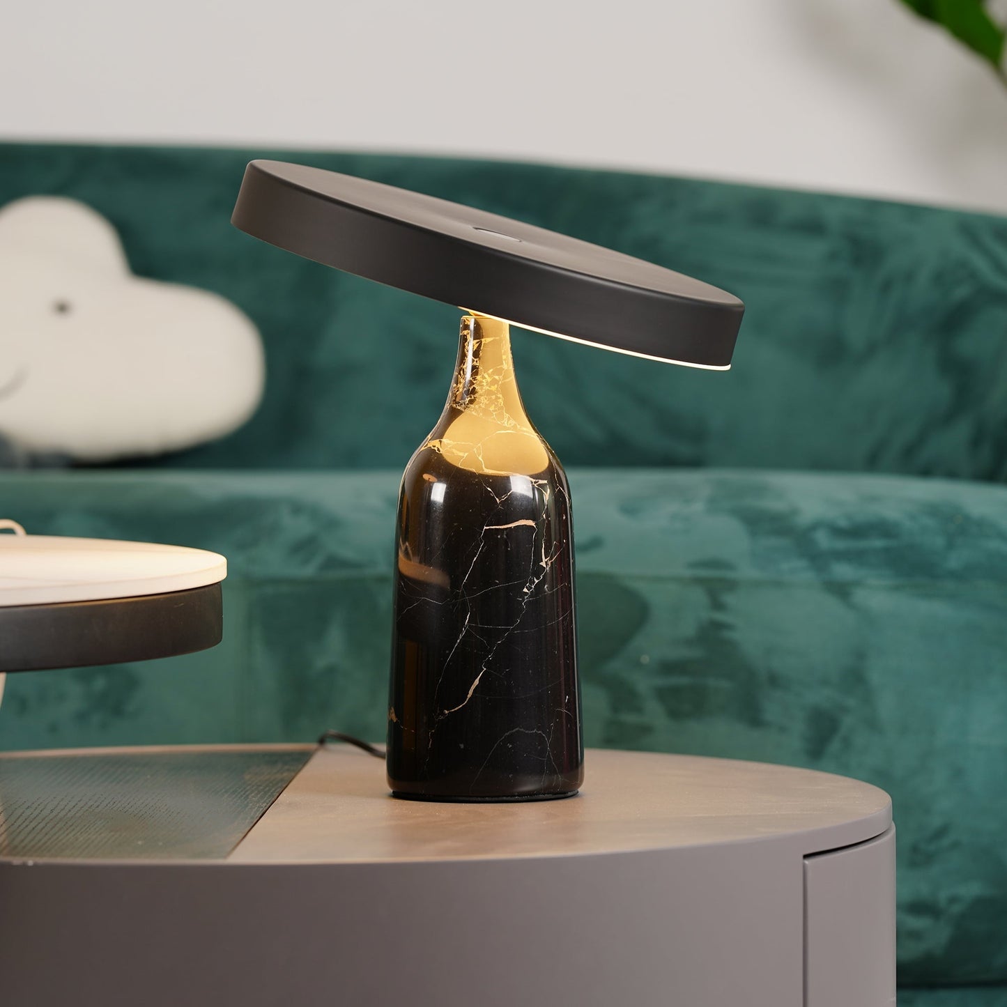 LuxeEddy - Table Lamp with Elegant Design and Subtle Light Distribution