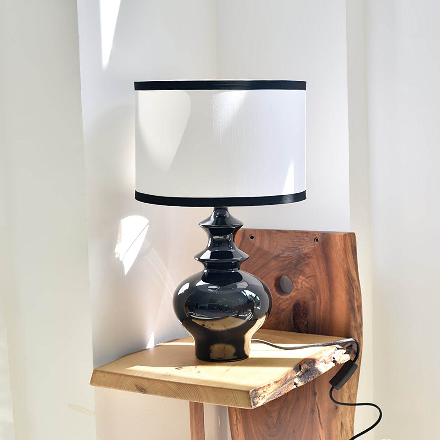 JarrigeLicht - Table Lamp with Vintage Inspired Shape and Subtle Lighting