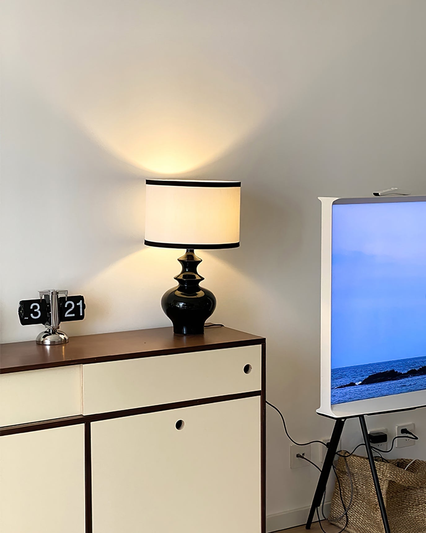 JarrigeLicht - Table Lamp with Vintage Inspired Shape and Subtle Lighting