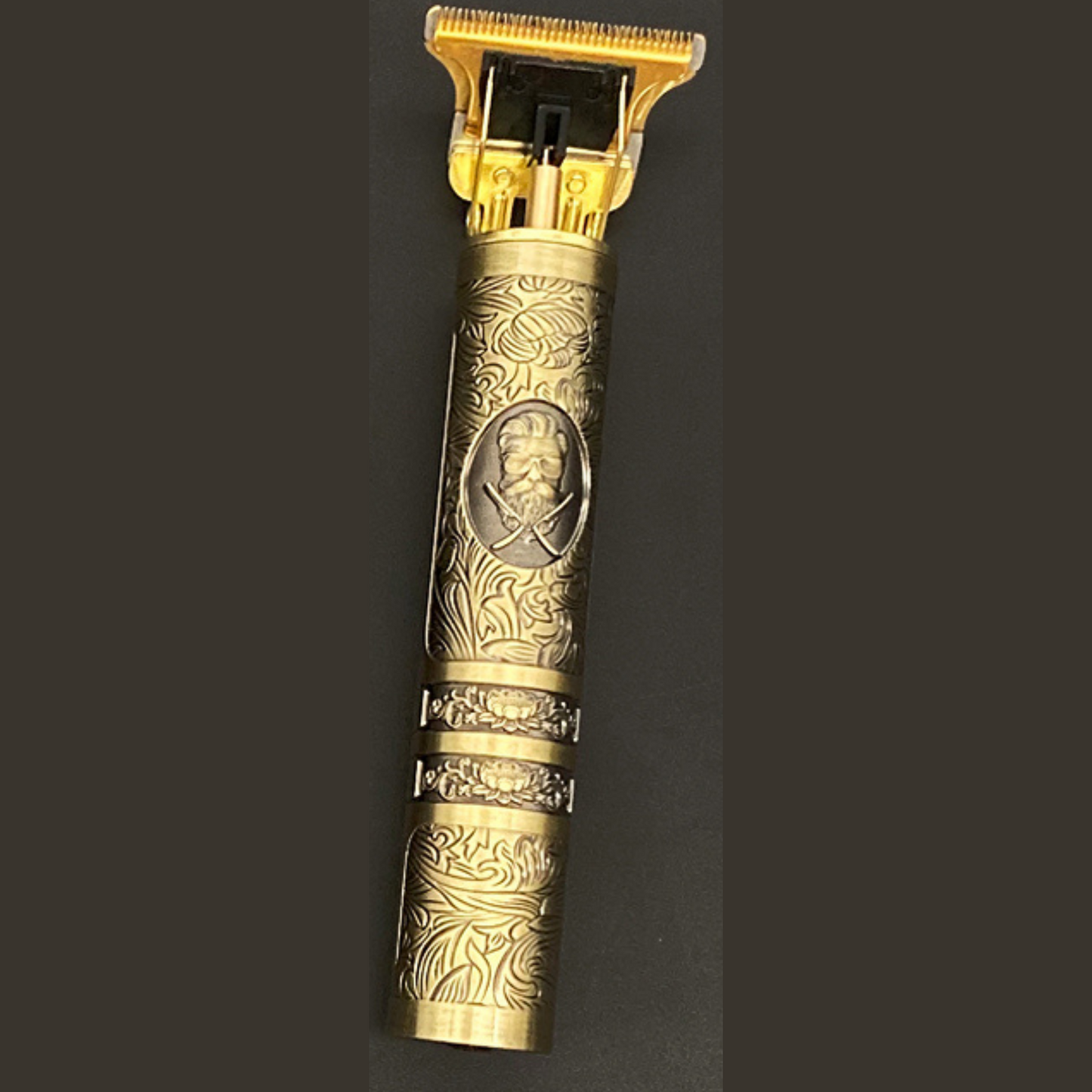 Tondeuse rechargeable pour cheveux et barbe avec accessoires / Variante similaire différente