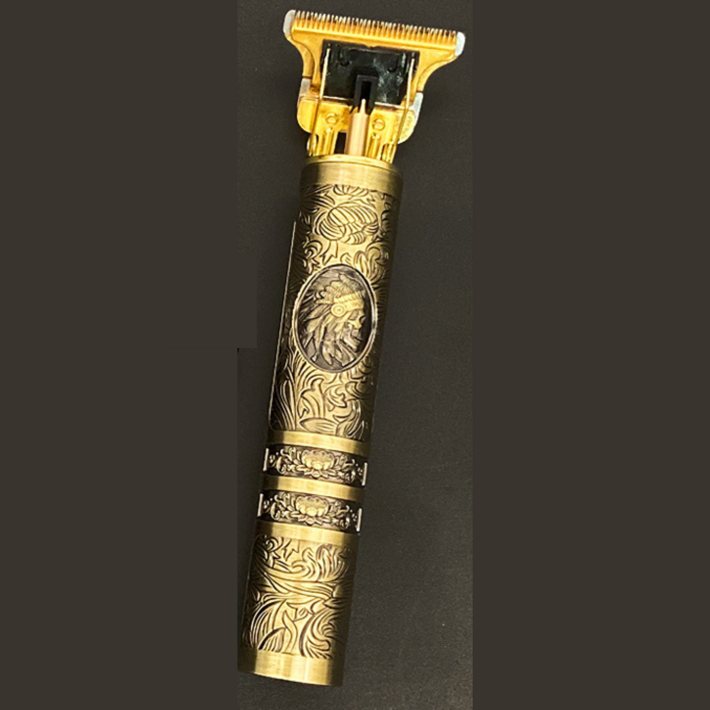 Tondeuse rechargeable pour cheveux et barbe avec accessoires / Variante similaire différente