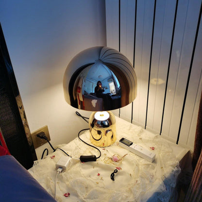 Lampe de table inspirée par une cloche