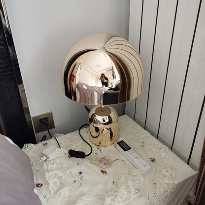Lampe de table inspirée par une cloche