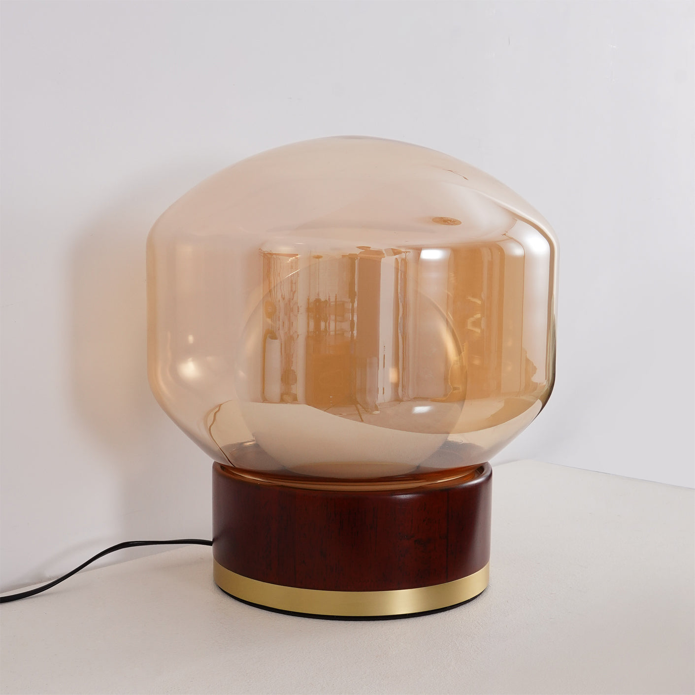 BouleLuxe - Bordlampe med geometrisk stil og varm atmosfære