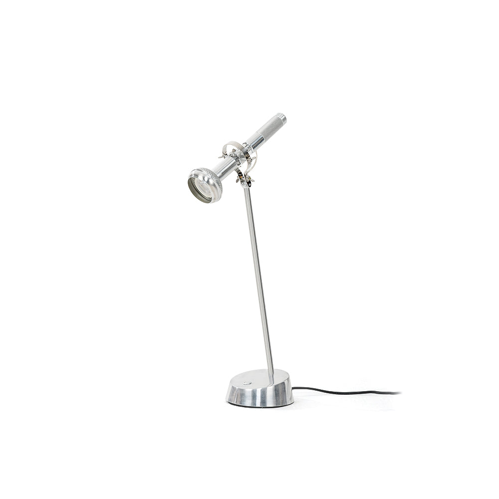 ChromeBeam – Industriel bordlampe med elegant metalfinish