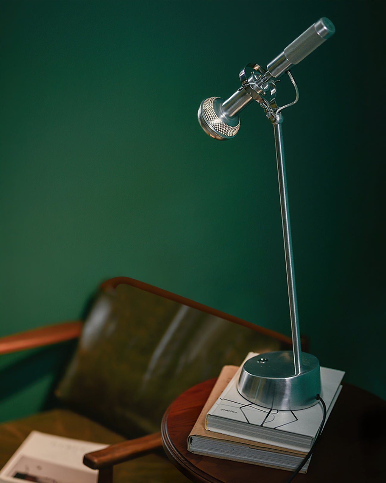 ChromeBeam – Industriel bordlampe med elegant metalfinish