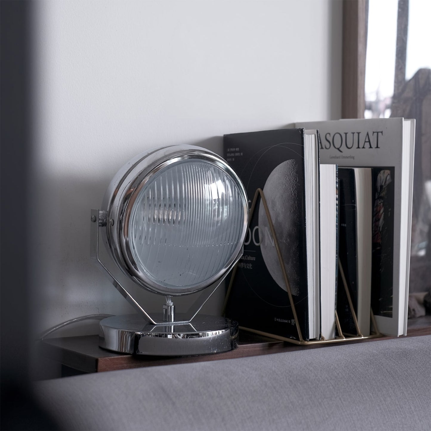 ChromeLuxe – Moderne bordlampe i metal og glas
