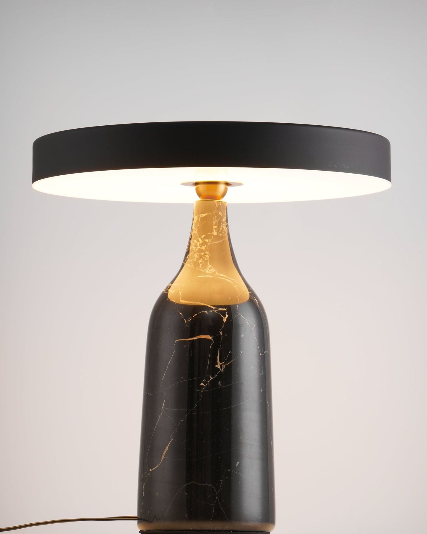 LuxeEddy - Bordlampe med elegant design og subtil lysfordeling