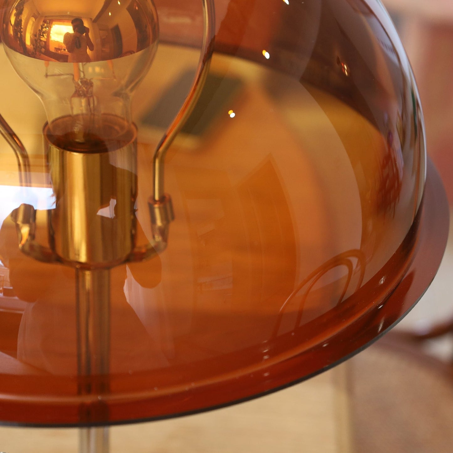 ClassicGlow - Sølv Metal og Akryl Bordlampe