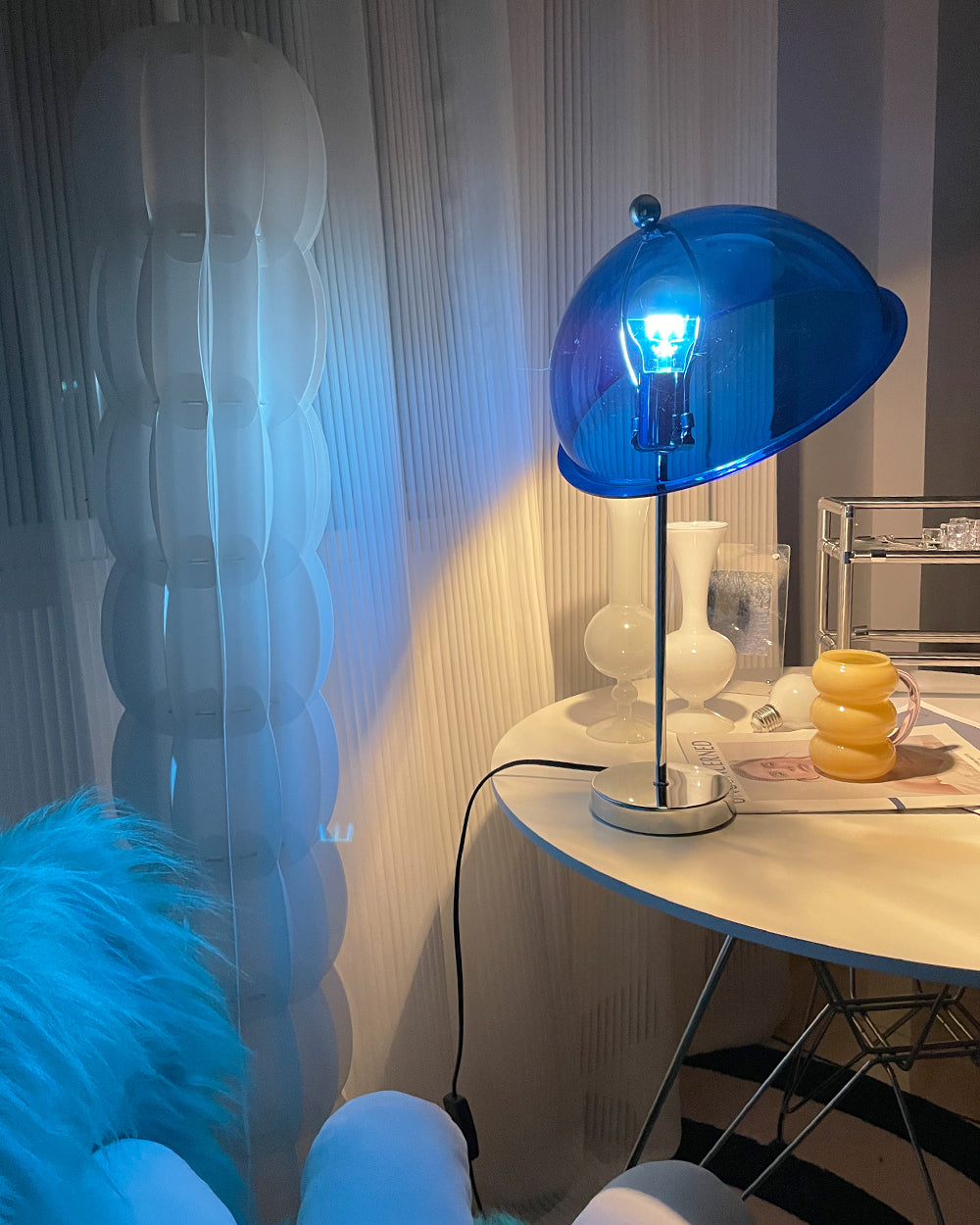 ClassicGlow - Sølv Metal og Akryl Bordlampe