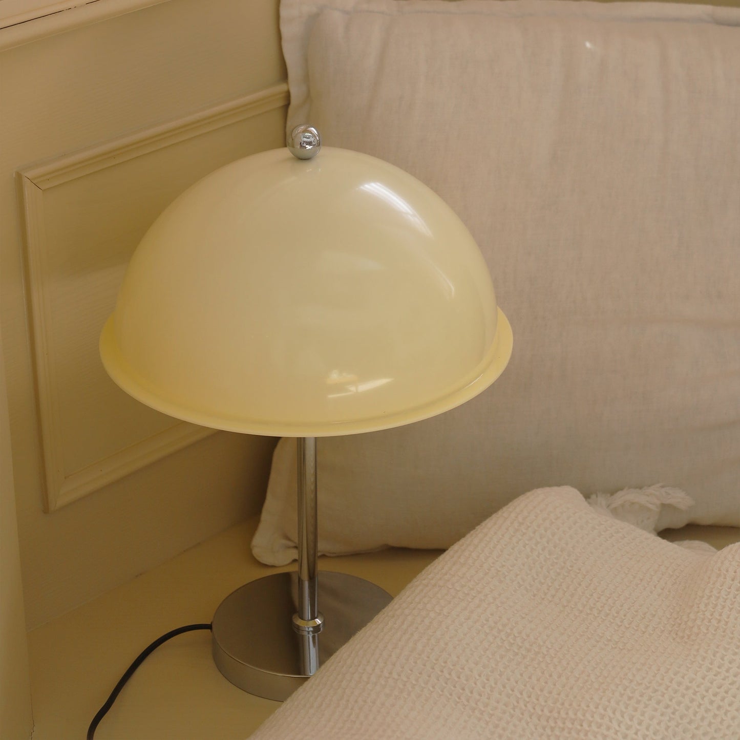 ClassicGlow - Sølv Metal og Akryl Bordlampe