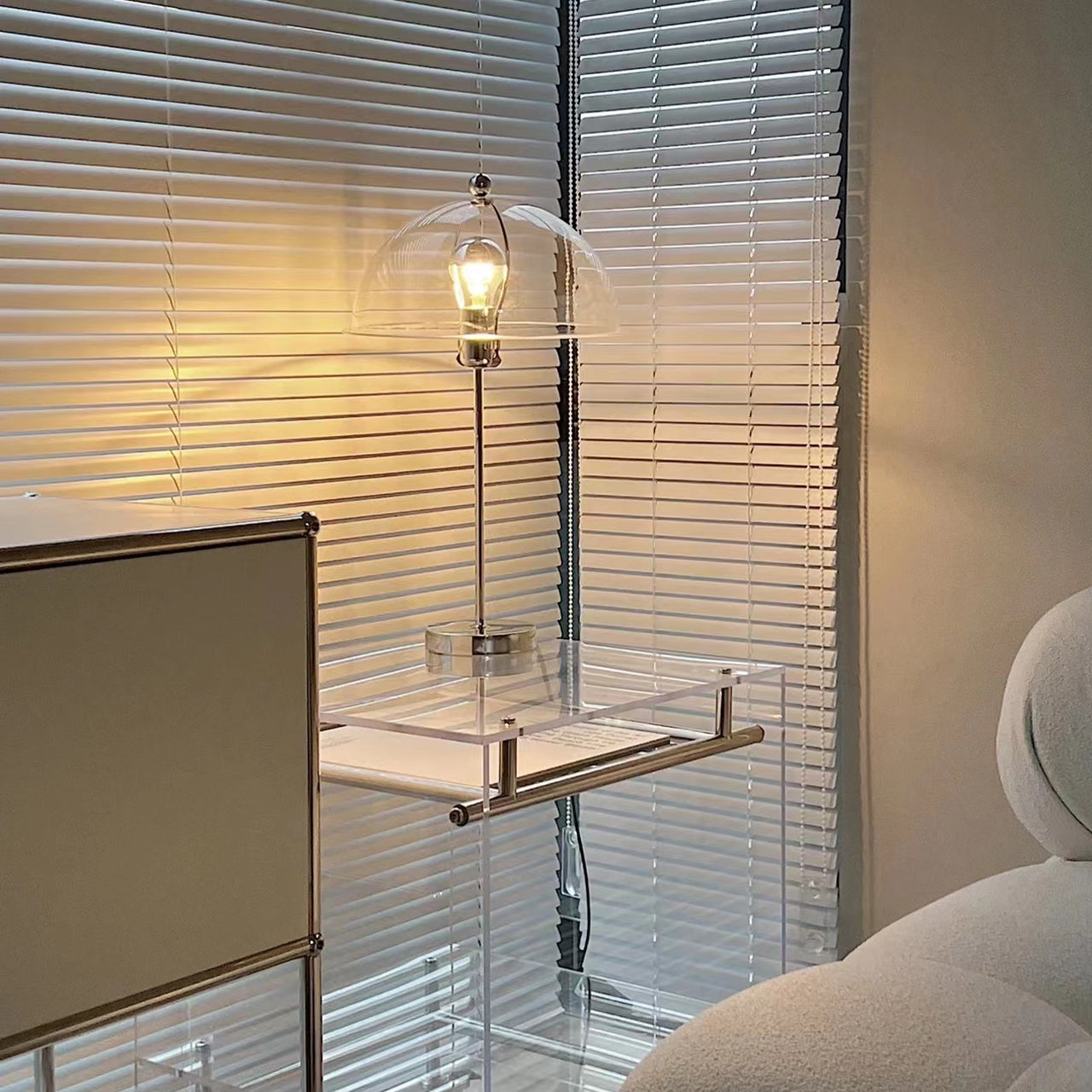 ClassicGlow - Sølv Metal og Akryl Bordlampe