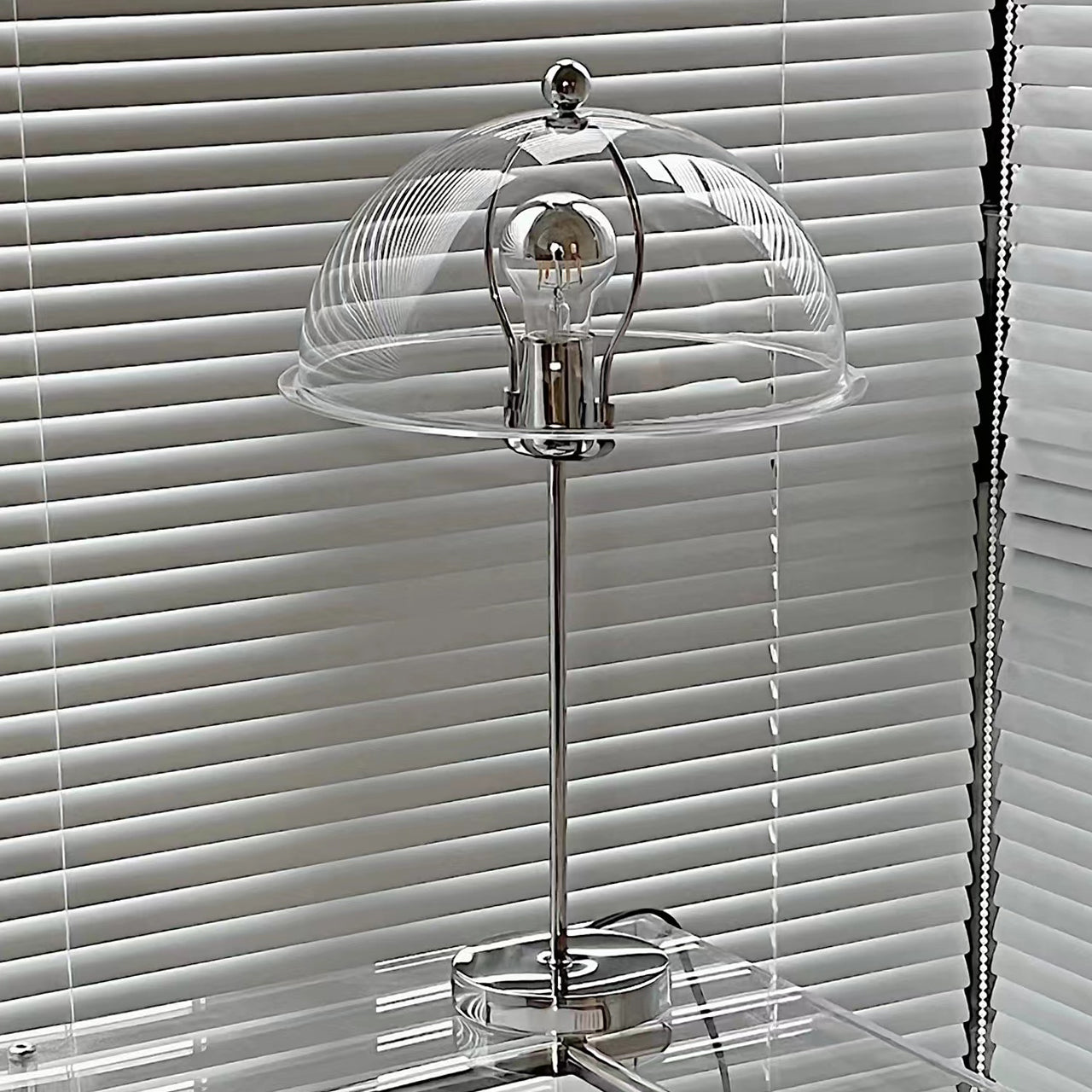 ClassicGlow - Sølv Metal og Akryl Bordlampe