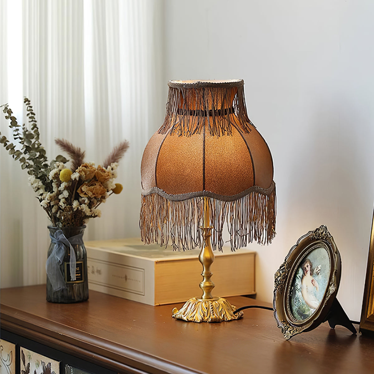 ChicTassel - Moderne bordlampe i messing til en varm atmosfære