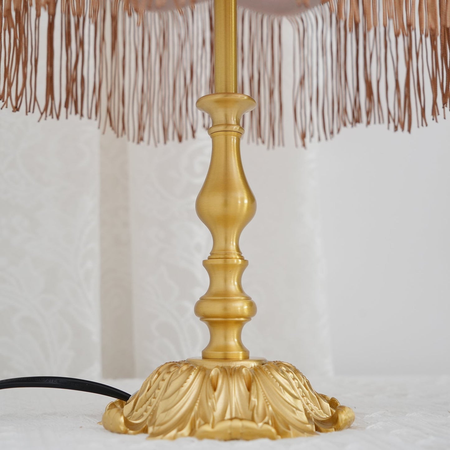 ChicTassel - Moderne bordlampe i messing til en varm atmosfære