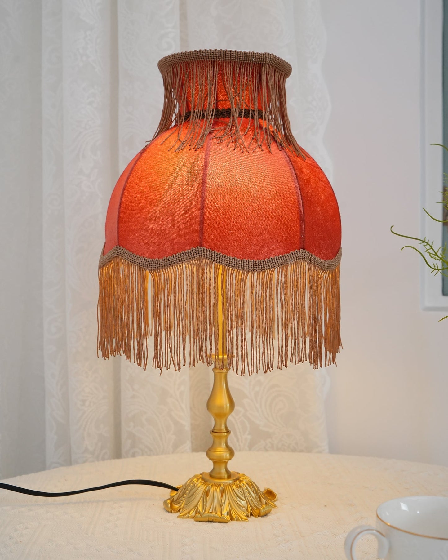 ChicTassel - Moderne bordlampe i messing til en varm atmosfære